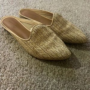 UNIVERSAL THREAD Mules Sz 6.5 Light Tan Raffia Slides Slip-Ons Pointy Toes Flats